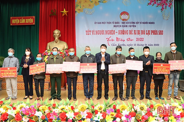 Cẩm Xuyên trao tặng trên 600 triệu đồng quà tết cho người nghèo