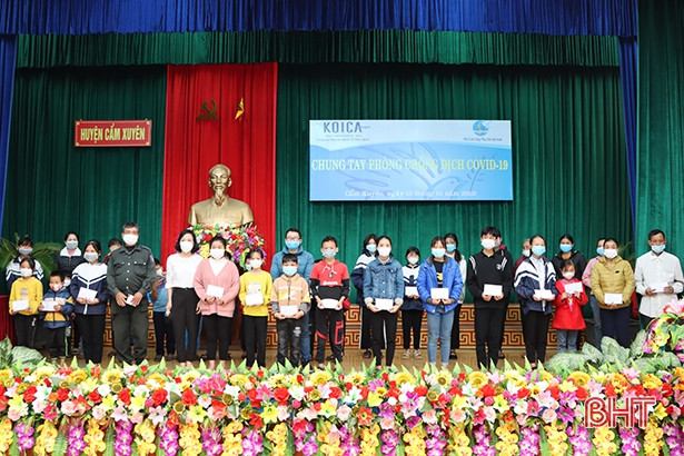 Cẩm Xuyên trao 184 suất quà tết san sẻ yêu thương