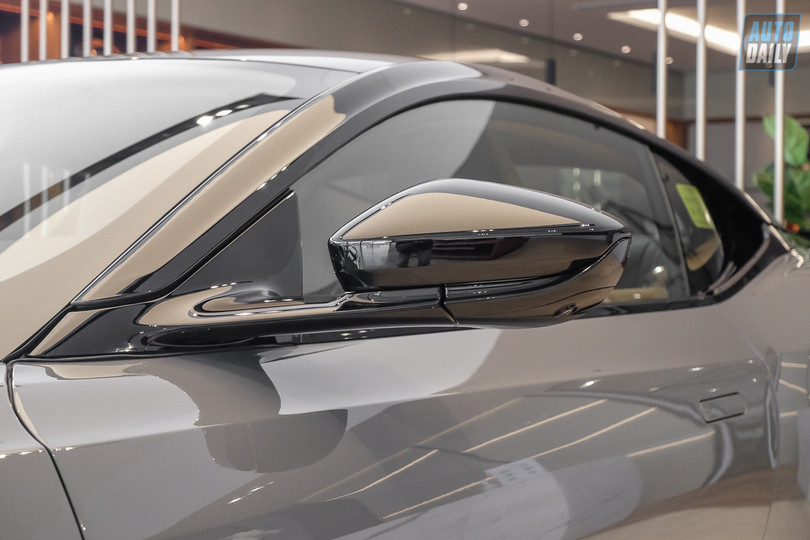 Soi chi tiết Aston Martin DB11 V8 có giá bán hơn 17 tỷ đồng tại Việt Nam