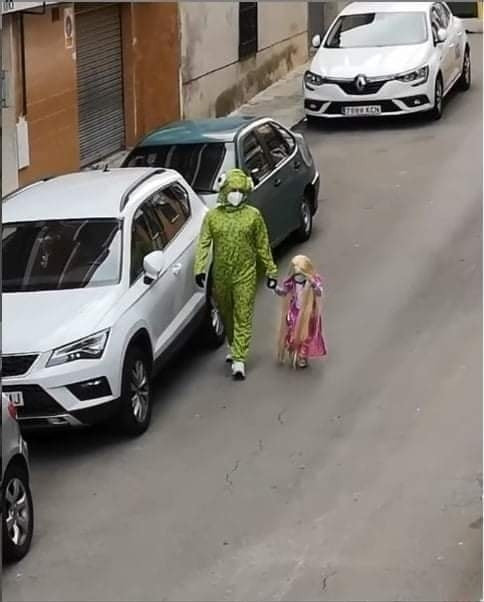 Hai bố con “lên đồ” đi đổ rác