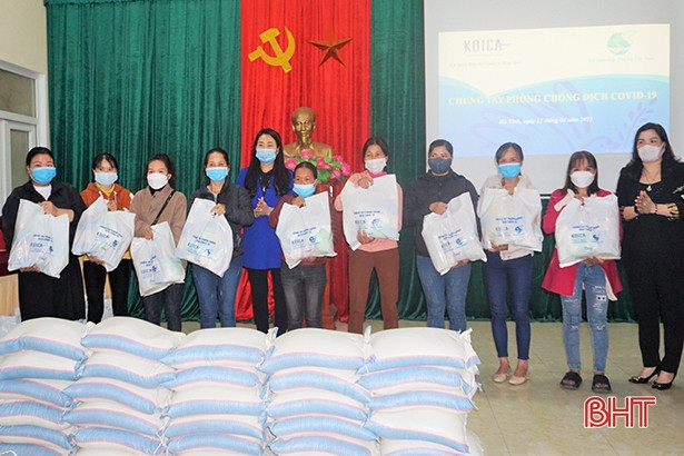 73 suất quà đến với phụ nữ bị ảnh hưởng dịch COVID-19 ở Hương Khê