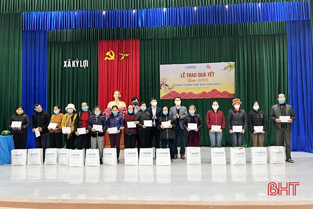 Trao quà cho người dân có hoàn cảnh khó khăn ở Hà Tĩnh ảnh 6 Trao quà cho người dân có hoàn cảnh khó khăn ở Hà Tĩnh