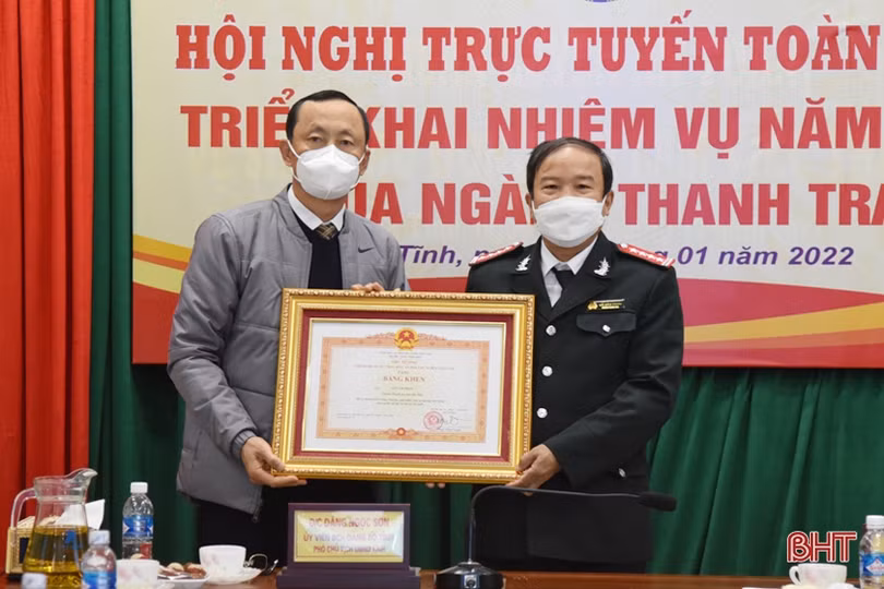 Thanh tra Hà Tĩnh nhận Cờ thi đua của Chính phủ