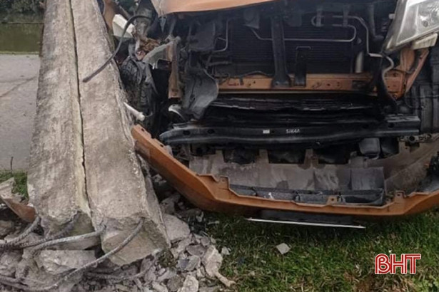 Xe bán tải mất lái đâm gãy cột điện ở Hương Sơn