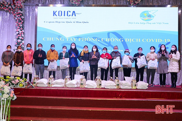 Trao quà cho phụ nữ khó khăn, nhận đỡ đầu trẻ mồ côi ở Can Lộc