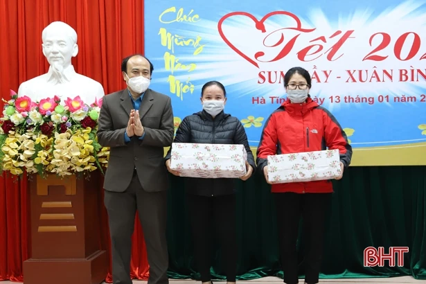 Chương trình “Tết sum vầy” tặng người lao động ngành Xây dựng Hà Tĩnh hơn 100 triệu đồng