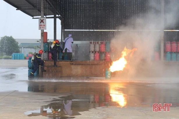 Diễn tập tình huống cháy tại trạm chiết nạp khí gas ở Nghi Xuân