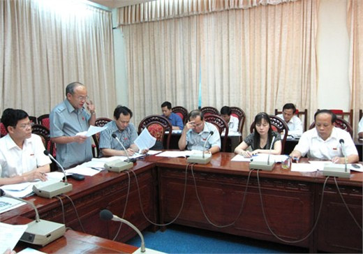 Đại biểu Trần Tiến Dũng phát biểu ý kiến thảo luận tại tổ.