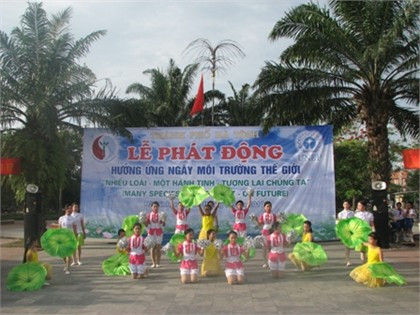 Học sinh thành phố biểu diễn văn nghệ hưởng ứng lễ phát động