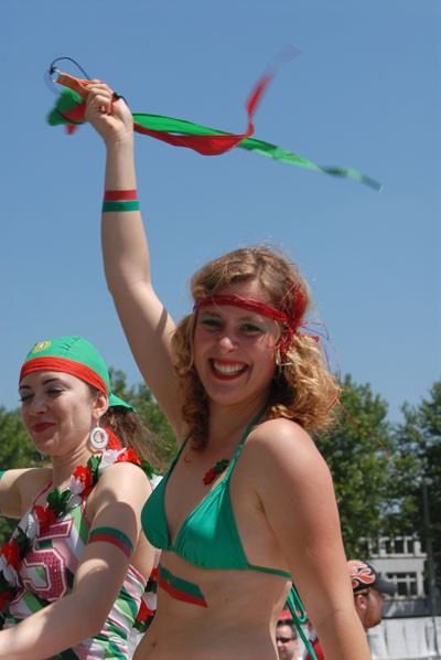 Cổ động viên cuồng nhiệt của Mexico ưa dùng son môi đỏ chót.