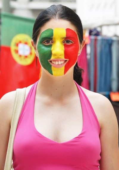 Nữ cổ động viên Bồ Đào Nha sơn lá cờ nước mình lên khuôn mặt.