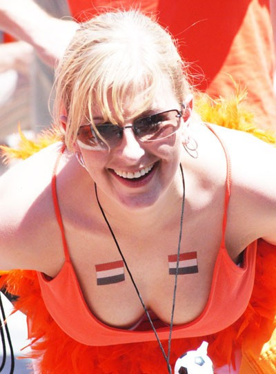 Cổ động viên Hà Lan với sắc cam truyền thống rực rỡ.