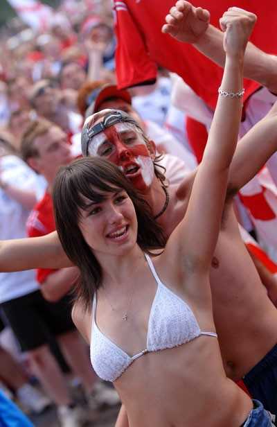 "Đi đâu trong mùa World Cup cũng thấy những cô gái mặc bikini, dù bạn không cần ra bãi biển nào cả. Đến World Cup ngoài việc chiêm ngưỡng những bàn thắng đẹp, người hâm mộ còn trầm trồ không ngớt trước những bóng hồng vốn say mê bóng đá không thua gì cánh mày râu...", Trung Nghĩa viết trong cuốn sách mới của anh.