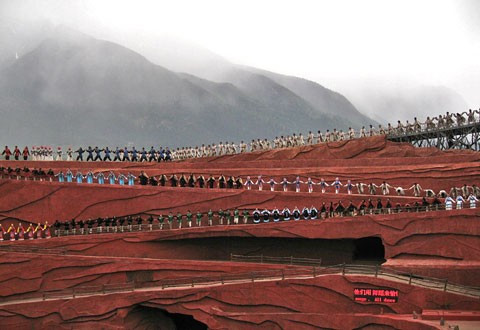 Trình diễn “Ấn tượng Lệ Giang” trên núi Ngọc Long.