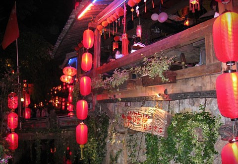 Phố cổ nhộn nhịp lúc lên đèn.