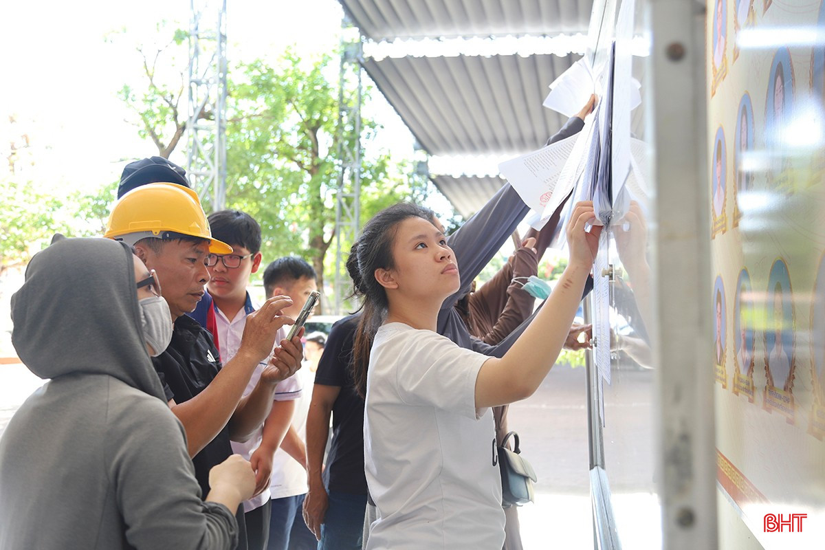 Thí sinh xem số báo danh tại Hội đồng thi THPT Chuyên Hà Tĩnh (TP Hà Tĩnh). bqbht_br_img-3607-copy.jpg