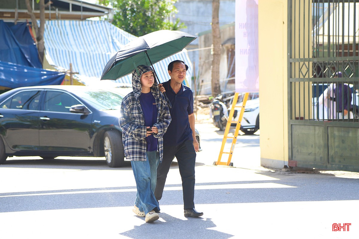 Phụ huynh đồng hành cùng thí sinh trong kỳ thi. bqbht_br_img-3781-copy.jpg