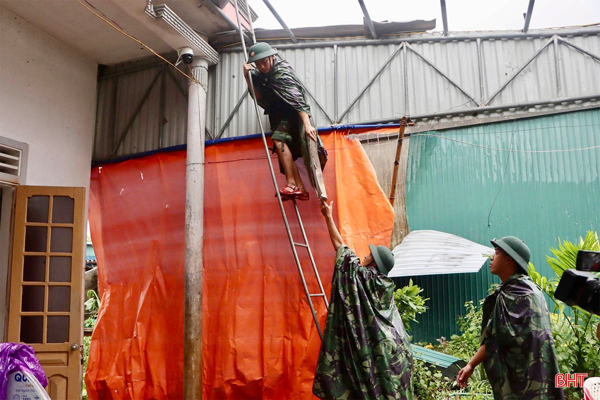 Gia đình ông Phan Thế Hinh cũng là một trong những hộ bị thiệt hại nặng do lốc xoáy gây ra. Ông Hinh chia sẻ: &quot;Lốc xoáy qua nhanh lắm, chỉ mấy phút mà cả căn nhà tôi bị tốc mái hết, đồ đạc ướt sũng. Lúc đó tôi thực sự hoảng loạn, không biết phải làm sao. Nhưng rồi sáng nay, thấy mọi người từ xã đến bộ đội, rồi hàng xóm cùng đến hỗ trợ, giúp gia đình khắc phục hậu quả, tôi yên tâm phần nào”.