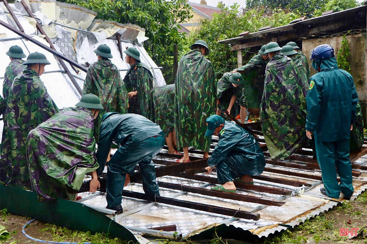 Để tăng cường lực lượng, Bộ CHQS tỉnh đã điều động gần 100 cán bộ, chiến sĩ Trung đoàn 841 và Ban CHQS huyện Cẩm Xuyên nhanh chóng hỗ trợ bà con khắc phục hậu quả.