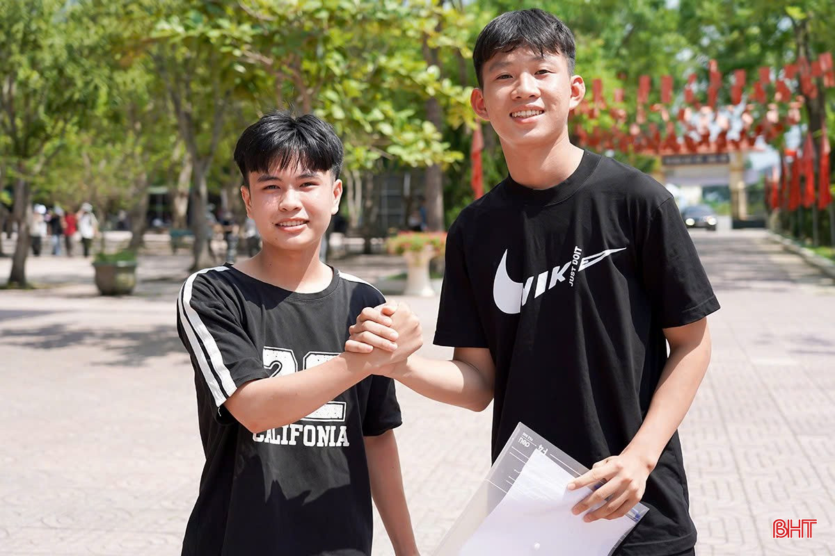 Các thí sinh thể hiện sự quyết tâm trước khi bước vào kỳ thi. bqbht_br_ba6566cf4c07fb59a216.jpg