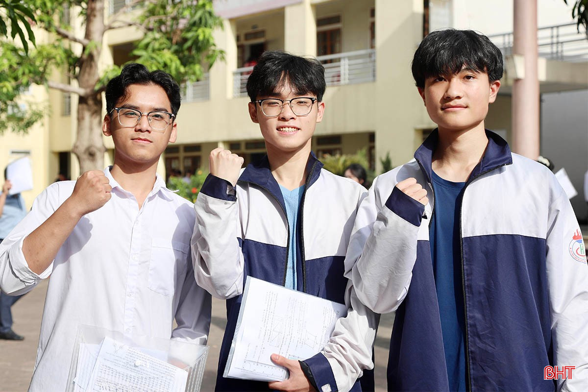 Thí sinh tại điểm thi Trường THPT Chuyên Hà Tĩnh quyết tâm trước khi bước vào các môn thi tự chọn. bqbht_br_img-6199-copy.jpg