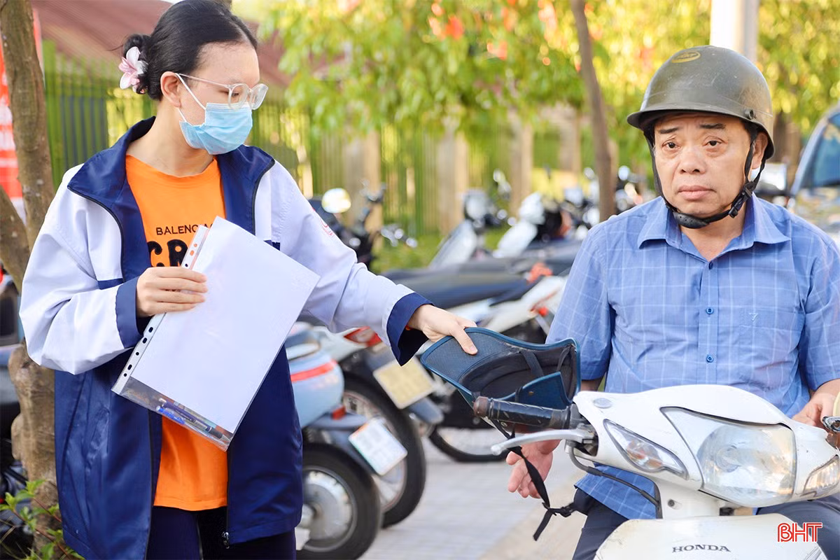 Hôm nay, hơn 17.3000 thí sinh ở Hà Tĩnh bước vào ngày thi thứ 2 - ngày thi cuối cùng của Kỳ thi tốt nghiệp THPT năm 2025. Cùng các sĩ tử "vượt vũ môn" là sự đồng hành của gia đình, thầy cô, các lực lượng chức năng và cả cộng đồng.