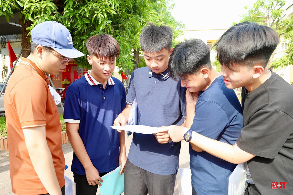 Thí sinh tại điểm thi Trường THPT Chuyên Hà Tĩnh trao đổi sau khi hoàn thành bài thi môn Toán. bqbht_br_img-6203-copy.jpg