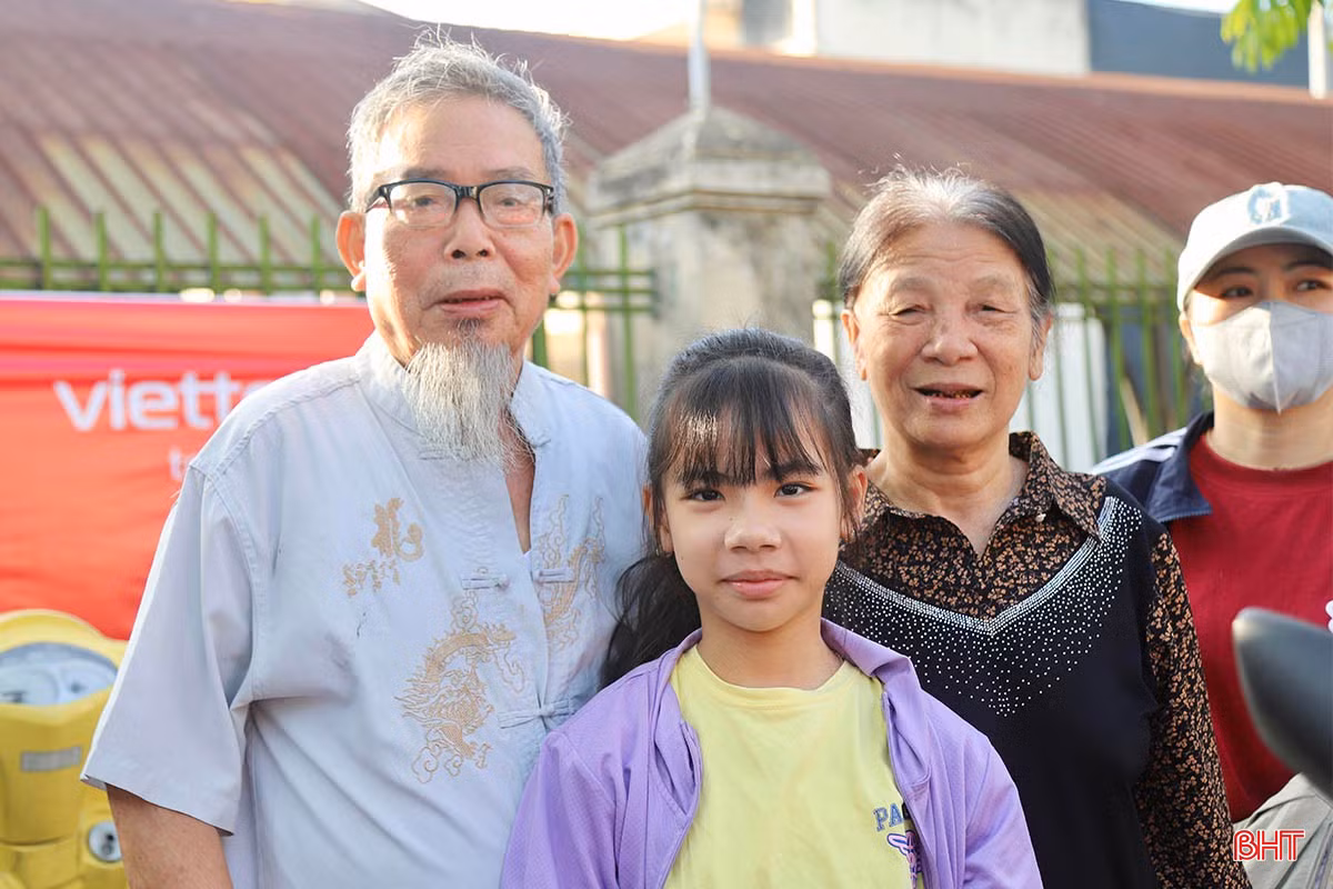 Ông Hà Xuân Thiệp (85 tuổi, xã Kỳ Châu, huyện Kỳ Anh), dù tuổi cao sức yếu, vẫn không quản ngại nắng nóng, đích thân đưa cháu nội đi thi. Ông chia sẻ: "Ở tuổi này, tôi chỉ mong được làm điểm tựa cho cháu. Nhìn cháu nỗ lực trong thời gian qua, tôi và cả gia đình tự hào lắm. Cái nắng này có là gì, chỉ cần thấy cháu tự tin, tôi thấy lòng mình nhẹ nhõm, mọi lo toan dường như tan biến".