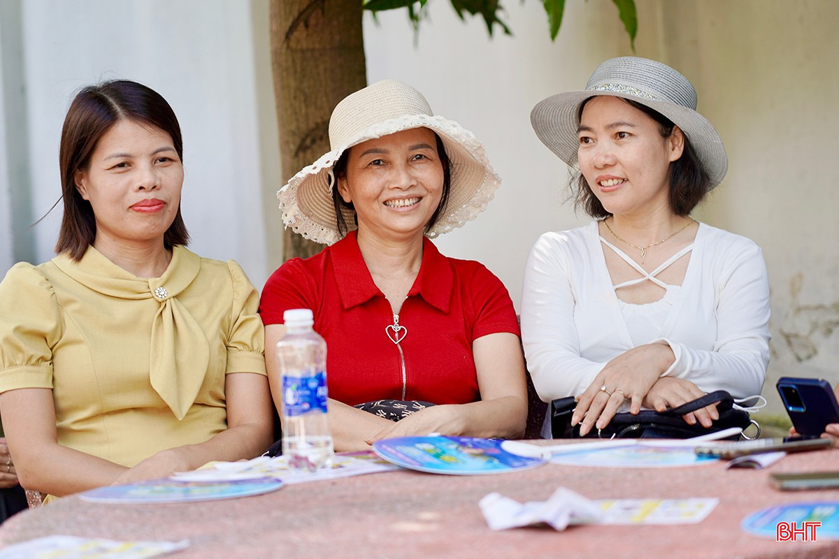 តាំងពីព្រឹកព្រលឹម ឪពុកម្តាយជាច្រើនមានវត្តមាននៅកន្លែងប្រឡង ដោយអមដំណើរកូនតាំងពីជំហានដំបូង។ bqbht_br_dsc03496-copy.jpg