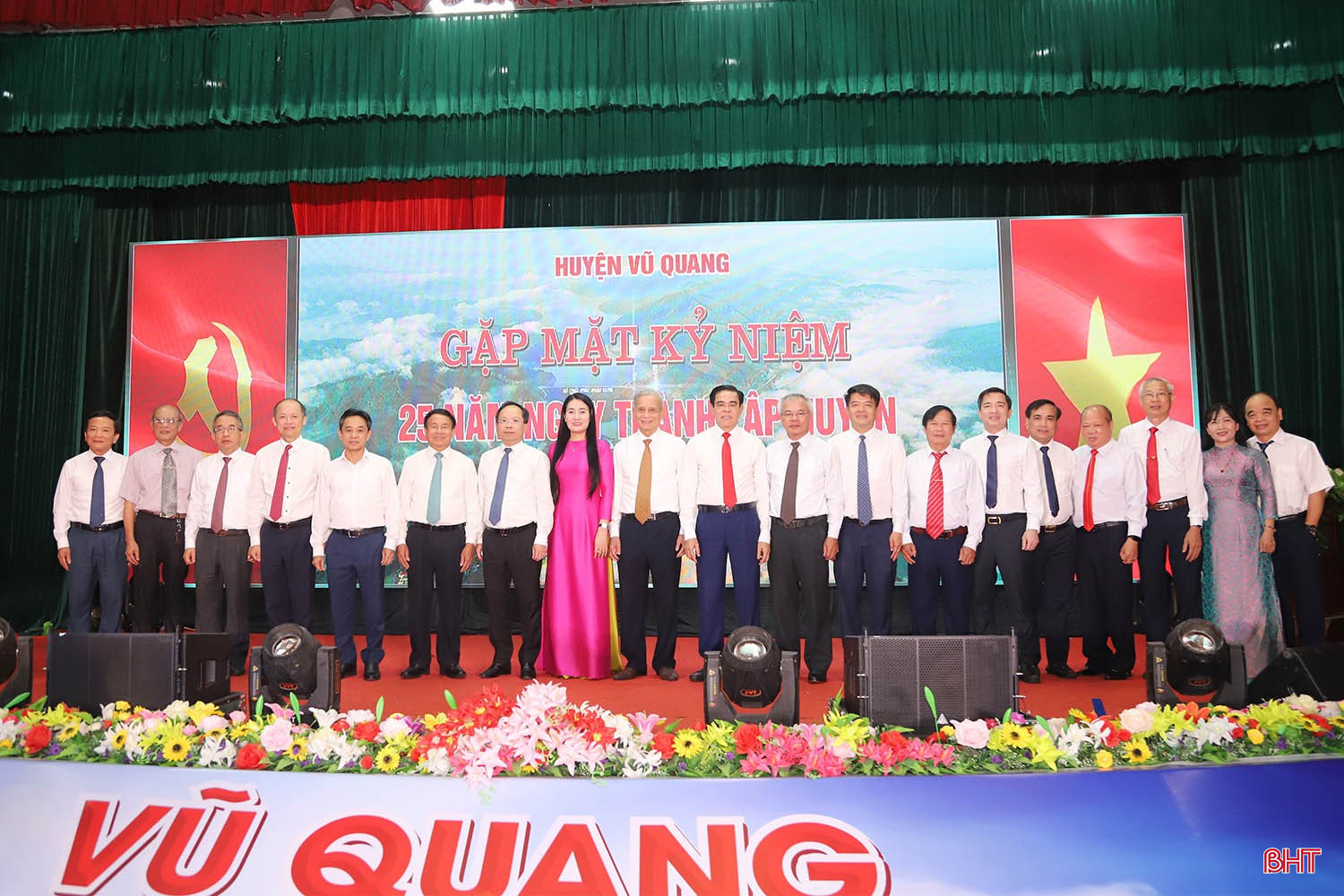 Các đồng chí lãnh đạo tỉnh và nguyên lãnh đạo tỉnh chụp ảnh lưu niệm với lãnh đạo huyện Vũ Quang. bqbht_br_img-4830-copy.jpg