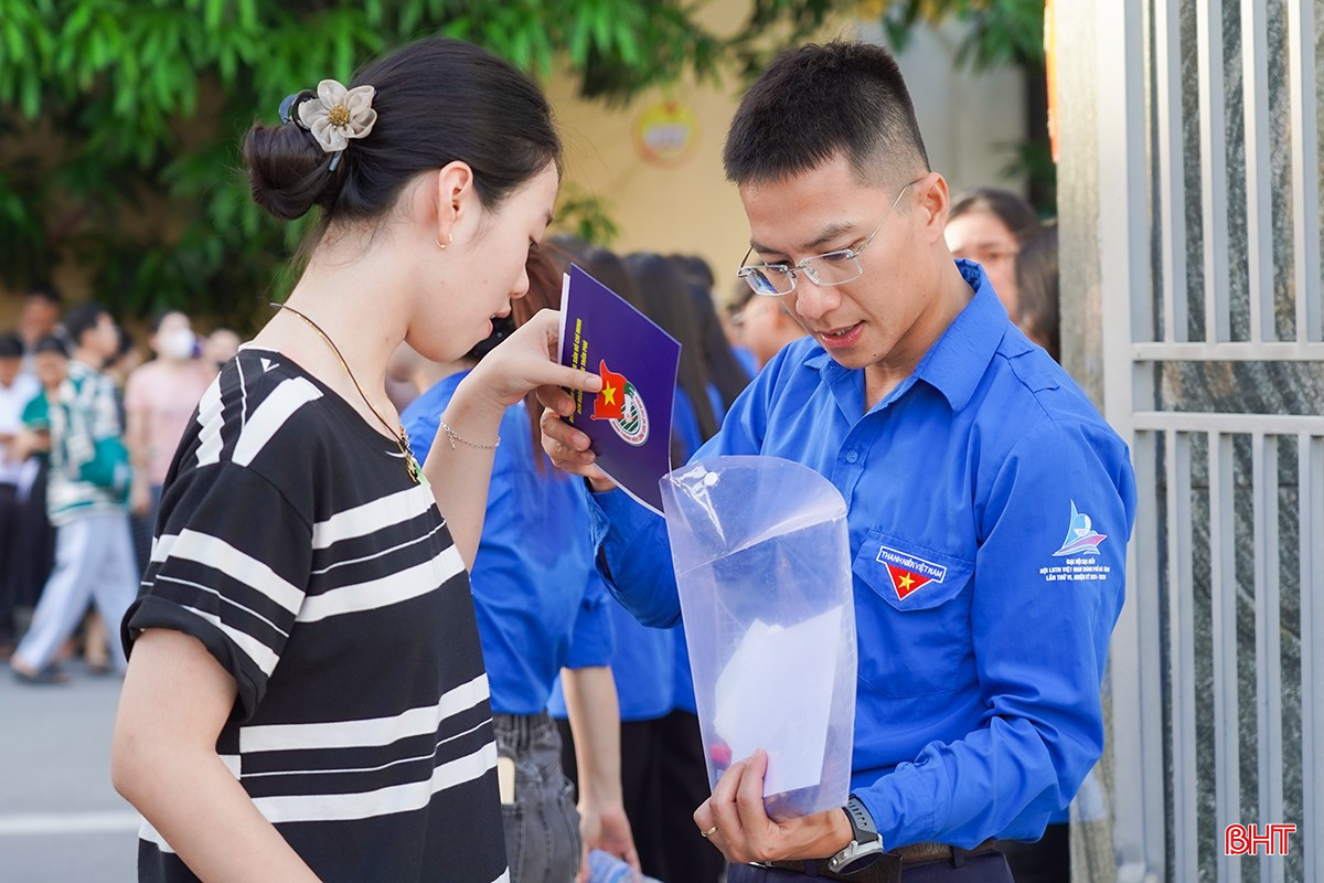 ការប្រឡងឆ្នាំនេះធ្វើឡើងក្នុងស្ថានភាពអាកាសធាតុក្តៅ ប៉ុន្តែការគាំទ្រយ៉ាងសាទរពីសំណាក់ក្រុមអ្នកស្ម័គ្រចិត្ត មាតាបិតា និងក្រុមការងារប្រឡង បានបង្កើតបរិយាកាសផាសុកភាពសម្រាប់សិស្សានុសិស្សពេលចូលបន្ទប់ប្រឡង។ Kỳ thi năm nay diễn ra trong điều kiện thời tiết nắng nóng, nhưng sự hỗ trợ nhiệt tình của các đội tình nguyện, của phụ huynh, các lực lượng làm nhiệm vụ thi, đã tạo tâm lý thoải mái cho các em khi bước vào trường thi.