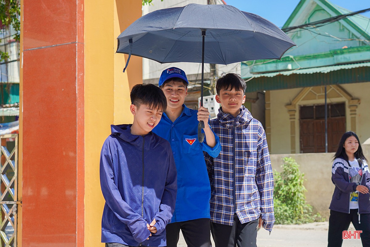 នៅម៉ោង 7:15 នាទីព្រឹកនេះ បេក្ខជនជាង 16,400 នាក់នៅខេត្ត Ha Tinh បានចូលប្រឡងសញ្ញាបត្រមធ្យមសិក្សាទុតិយភូមិទី 10 ដោយមានទំនុកចិត្តលើការប្រលងលើកទី 1 លើមុខវិជ្ជាគណិតវិទ្យា។ bqbht_br_1dsc02957.jpg