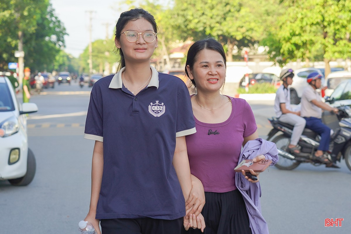 បើធៀបនឹងឆ្នាំមុន ចំនួនបេក្ខជនចុះឈ្មោះប្រឡងឆ្នាំនេះមានការថយចុះ។ ក្នុងចំណោមបេក្ខជនសរុបជាង ១៦,៤០០នាក់ ដែលបានចុះឈ្មោះប្រឡង មានសិស្សចំនួន ១៥,៥១៦នាក់ បានចុះឈ្មោះប្រឡងចូលរៀនថ្នាក់ទី១០ នៅវិទ្យាល័យសាធារណៈមិនមែនឯកទេស ហើយសិស្សចំនួន ៩១៤នាក់ បានចុះឈ្មោះចូលរៀននៅវិទ្យាល័យឯកទេស ហាទិន។ bqbht_br_1dsc03272.jpg