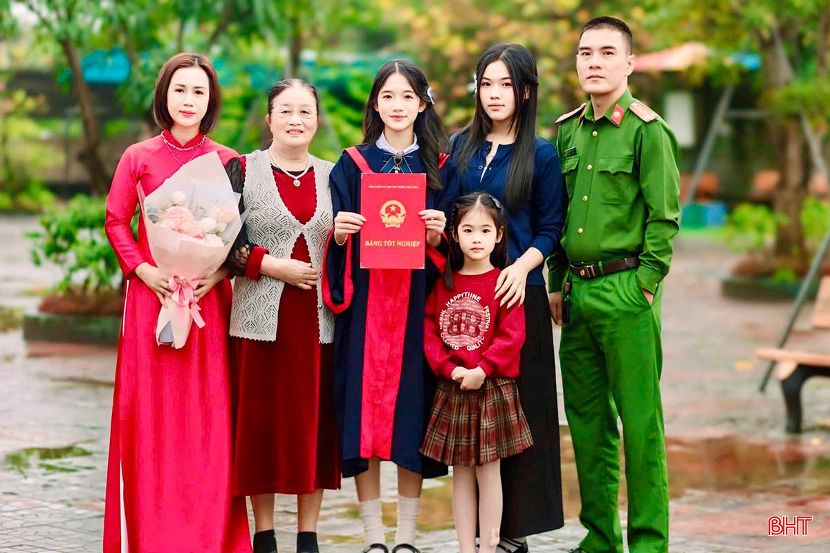 Gia Linh là niềm tự hào của gia đình, thầy cô và bạn bè. bqbht_br_0112.jpg