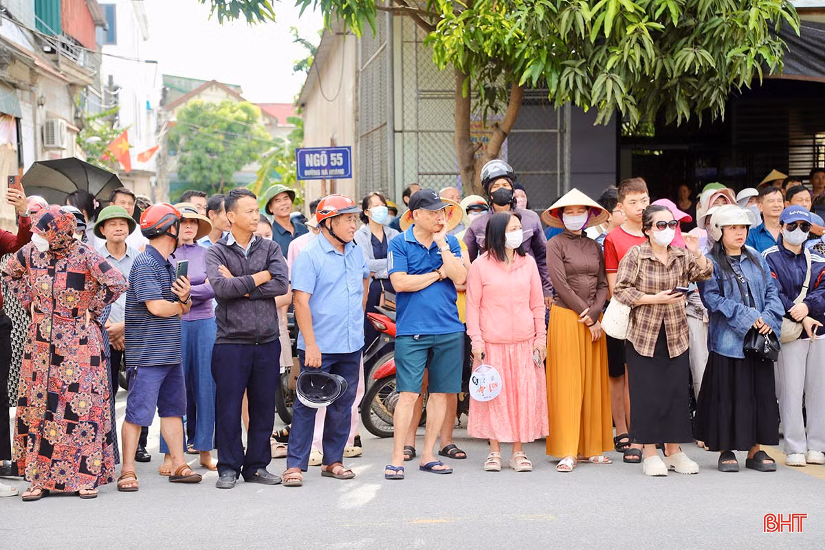 Họ không chỉ đến để đưa đón con mà còn là để tiếp thêm sức mạnh tinh thần. Một chai nước mát, một chiếc quạt tay, hay đơn giản chỉ là ánh mắt động viên, tất cả đều là hành trang quý giá mà cha mẹ dành cho con trước mỗi môn thi.