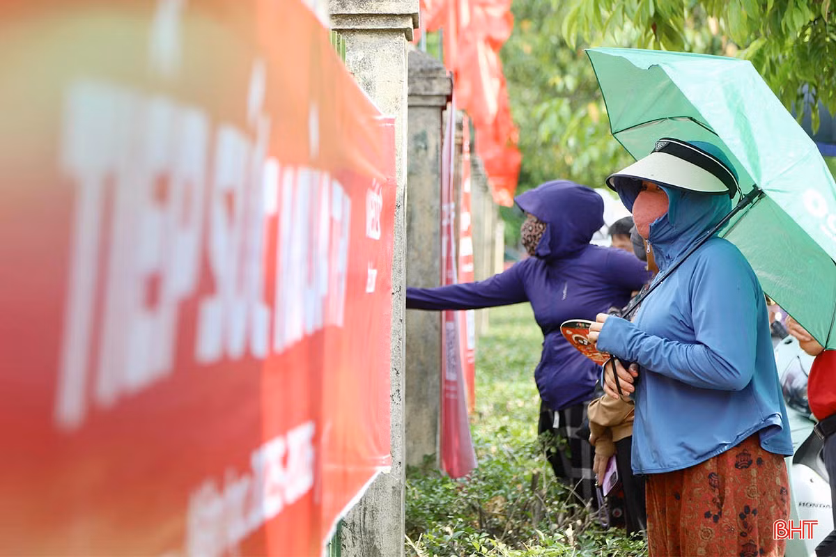 Dù thời tiết khá nóng, nhiều bậc phụ huynh vẫn chọn ở lại trước cổng trường để chờ con hoàn thành phần thi.