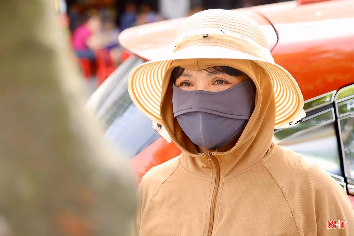 Những ánh mắt mong chờ xuyên suốt thời gian con làm bài thi. Họ đang trải qua một “kỳ thi” của riêng mình, một kỳ thi không có đáp án cụ thể, nhưng chắc chắn rằng, tình yêu thương và sự hy sinh của họ chính là điểm 10 trọn vẹn nhất.