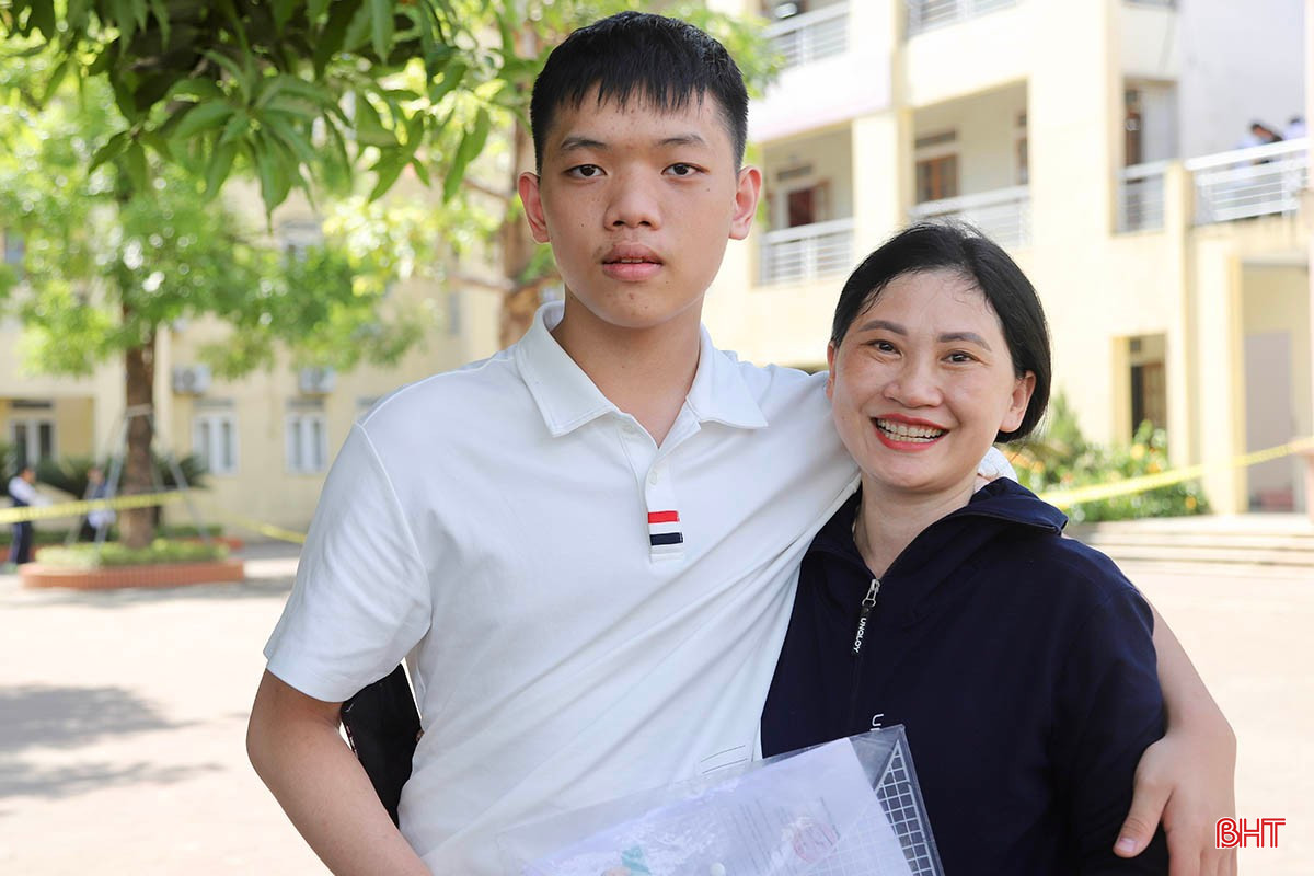 Phụ huynh vỡ oà cảm xúc sau khi con hoàn thành kỳ thi quan trọng. bqbht_br_img-6247-copy.jpg