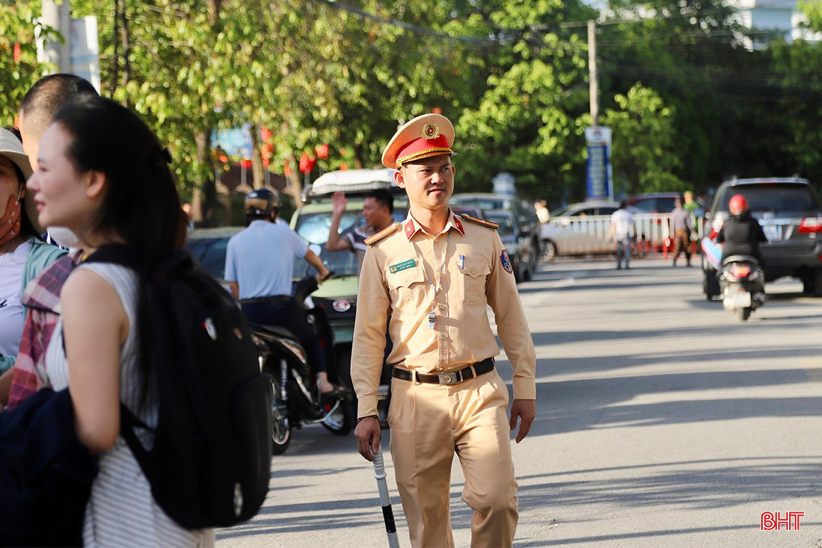 ... ហើយកម្លាំងសមត្ថកិច្ចបានចូលរួមចំណែកធានាការប្រឡងប្រព្រឹត្តទៅដោយសុវត្ថិភាព។ bqbht_br_img-3865-copy.jpg