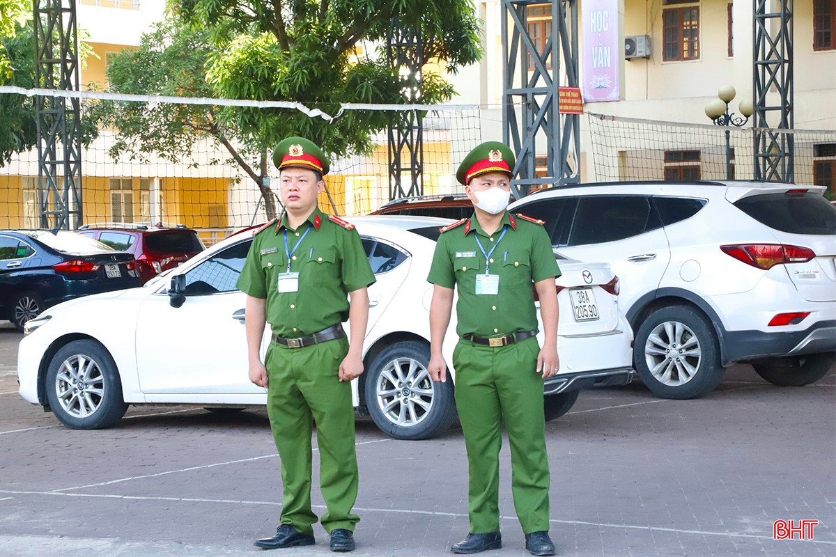 នៅមណ្ឌលប្រឡងចំនួន ៣៦ គណៈកម្មាធិការដឹកនាំការប្រឡងបានរៀបចំបន្ទប់ប្រឡងចំនួន ៧០៣ បន្ទប់ ដោយមានសម្ភារៈ និងបរិក្ខារពេញលេញ ហើយទន្ទឹមនឹងនោះបានដាក់ពង្រាយផែនការដើម្បីធានាសន្តិសុខ សណ្តាប់ធ្នាប់ក្នុង និងក្រៅតំបន់ប្រឡង។ Tại 36 hội đồng thi, Ban Chỉ đạo kỳ thi đã bố trí 703 phòng thi, với đầy đủ cơ sở vật chất, trang thiết bị, đồng thời triển khai các phương án đảm bảo an ninh trật tự trong và ngoài khu vực thi.