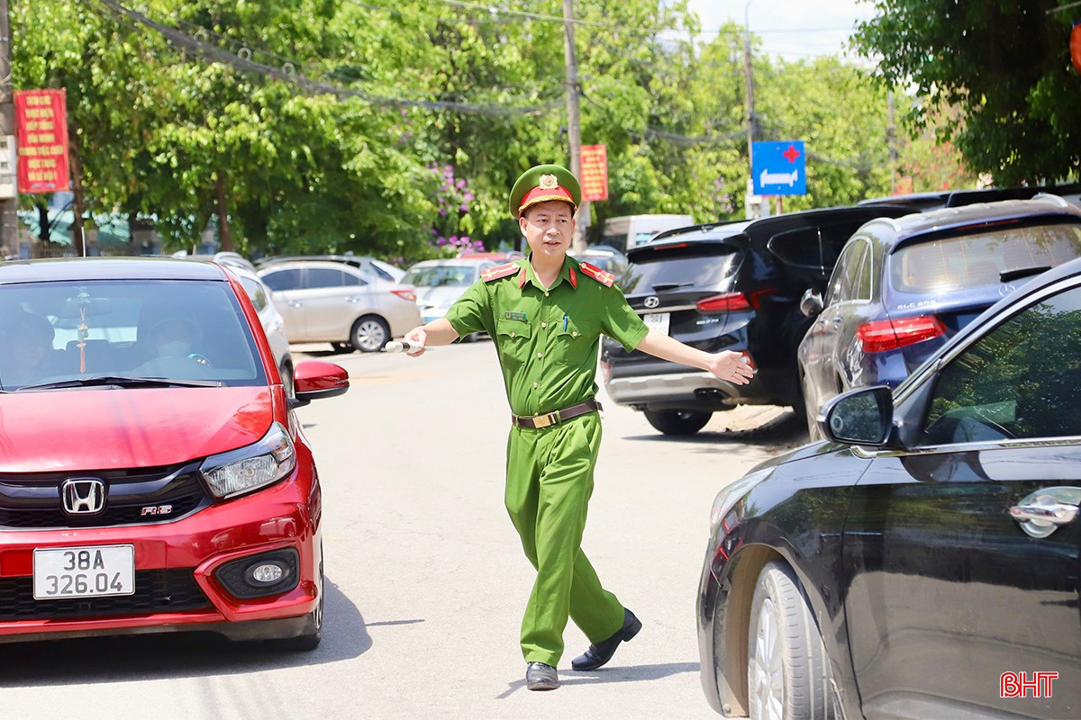 Lực lượng công an phân luồng giao thông tại các hội đồng thi. bqbht_br_img-3891-copy.jpg