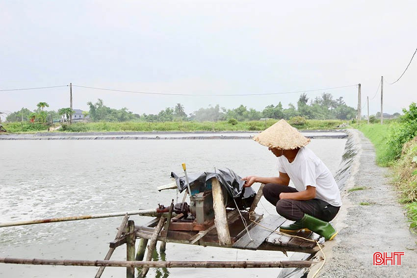 Anh Trương Hữu Quý ở xã Hộ Độ (TP Hà Tĩnh) điều chỉnh thời gian sục khí nhằm ổn định môi trường ao nuôi. bqbht_br_img-1020-copy.jpg