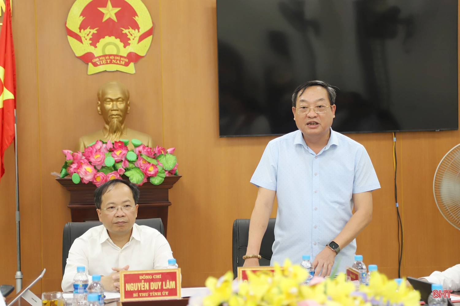 Bí thư Huyện ủy Nghi Xuân Đặng Trần Phong đề xuất, kiến nghị một số nội dụng tại buổi làm việc. bqbht_br_img-5608-copy.jpg