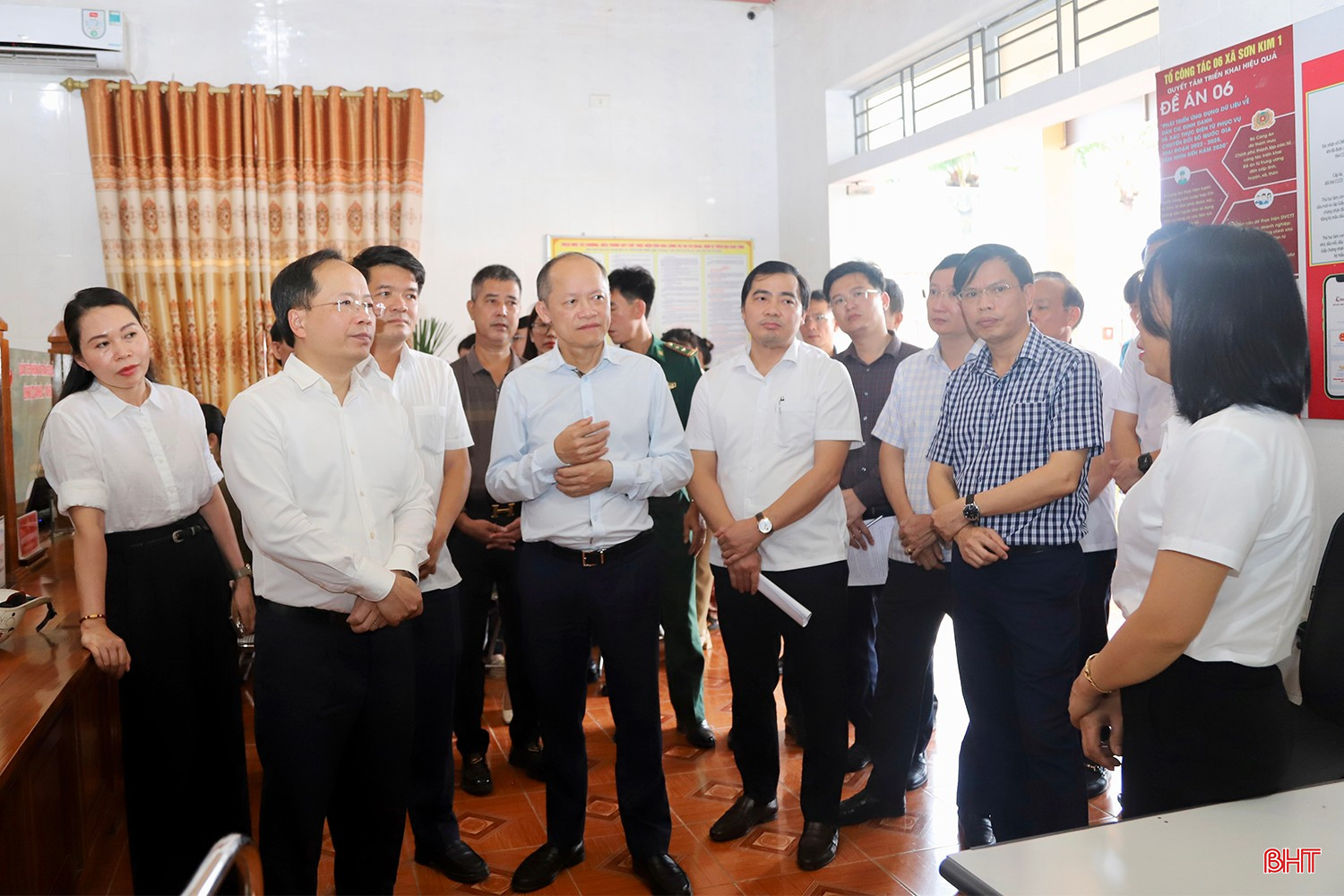 Bí thư Tỉnh ủy Nguyễn Duy Lâm và đoàn kiểm tra đánh giá cao sự chủ động của Huyện ủy Hương Sơn trong công tác chuẩn bị vận hành bộ máy cấp xã mới. bqbht_br_img-5405-5-copy.jpg