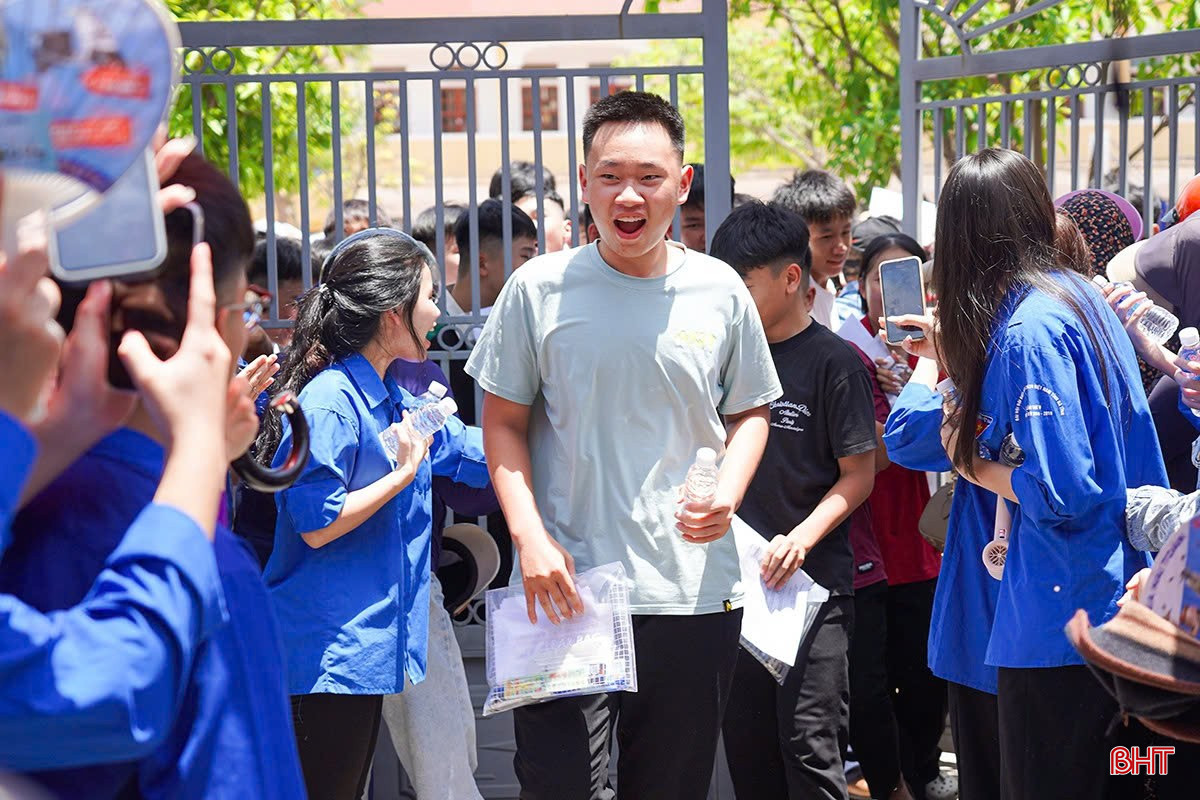 ... ក្រោយពីបញ្ចប់ការប្រឡងគណិតវិទ្យា និងភាសាអង់គ្លេស។ ... sau khi hoàn thành bài thi môn Toán và tiếng Anh.
