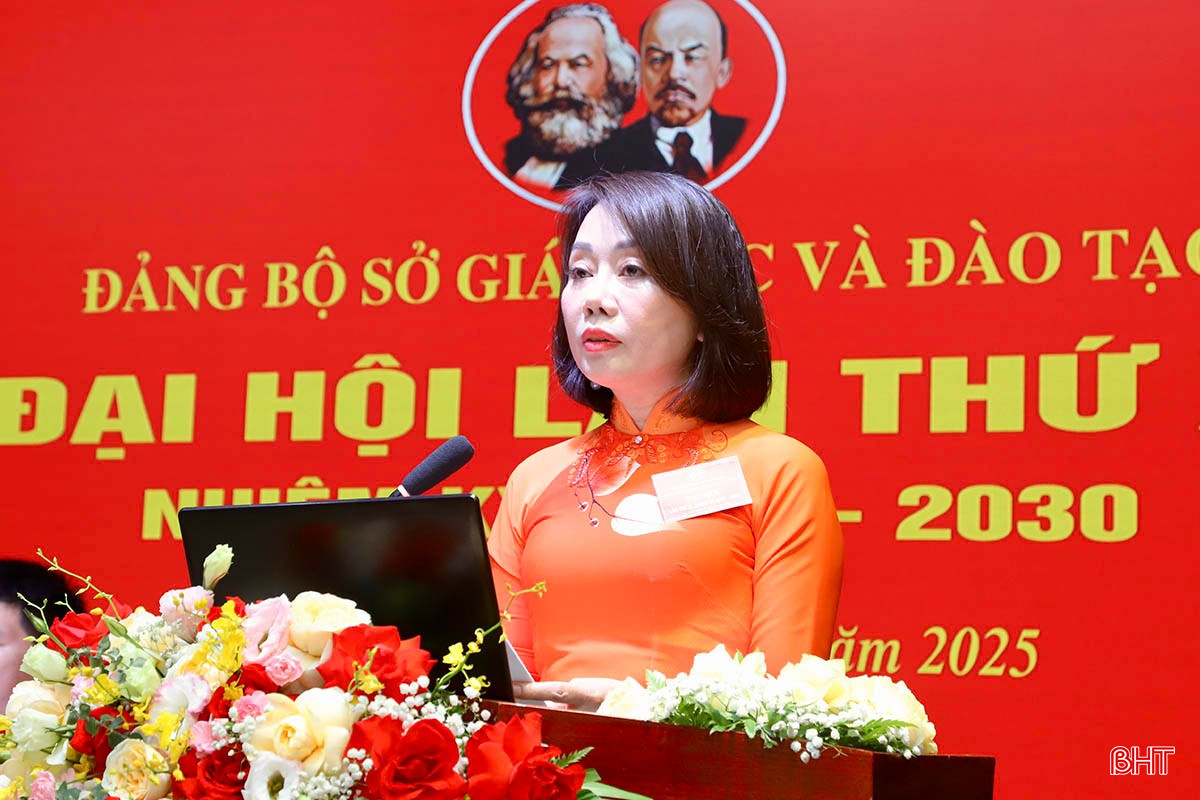 Đồng chí Nguyễn Thị Nhung Quyên - Phó Giám đốc Sở GD&ĐT trình bày dự thảo báo cáo chính trị. bqbht_br_img-4339-copy.jpg
