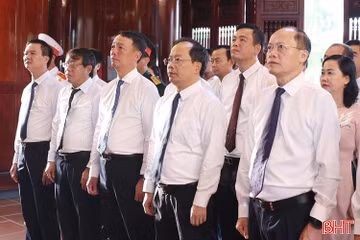Lãnh đạo Hà Tĩnh dâng hương tưởng niệm Chủ tịch Hồ Chí Minh và các anh hùng liệt sĩ