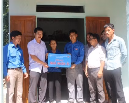 Trao tặng nhà nhân ái cho mẹ liệt sỹ Nguyễn Thị Dượm