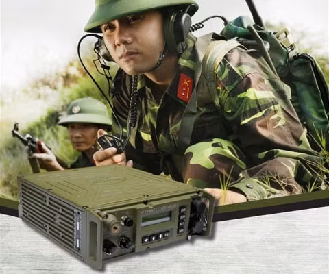 VRU611 là máy thu phát vô tuyến điện sóng ngắn đơn biên quân dụng, được sử dụng để liên lạc không phải tìm kiếm và vi chỉnh trong dải tần số từ 30MHz đến 15,9999MHz. Dùng bộ dao động thạch anh bù nhiệt độ làm nguồn tấn số chuẩn, bộ tổ hợp tần số sử dụng mạch DDS nên thiết bị có tính ổn định tần số cao và thời gian thiết lập rất ngắn. Ngoài ra, máy có thể nhớ tần số công tác, chế độ công tác, hiển thị và quét kênh nhớ, tự động kiểm tra trạng thái thông mạch, tự động điều hướng ăng ten với thời gian điều hướng ngắn, độ chính xác cao. VRU611 là máy thu phát vô tuyến điện sóng ngắn đơn biên quân dụng, được sử dụng để liên lạc không phải tìm kiếm và vi chỉnh trong dải tần số từ 30MHz đến 15,9999MHz. Dùng bộ dao động thạch anh bù nhiệt độ làm nguồn tấn số chuẩn, bộ tổ hợp tần số sử dụng mạch DDS nên thiết bị có tính ổn định tần số cao và thời gian thiết lập rất ngắn. Ngoài ra, máy có thể nhớ tần số công tác, chế độ công tác, hiển thị và quét kênh nhớ, tự động kiểm tra trạng thái thông mạch, tự động điều hướng ăng ten với thời gian điều hướng ngắn, độ chính xác cao.