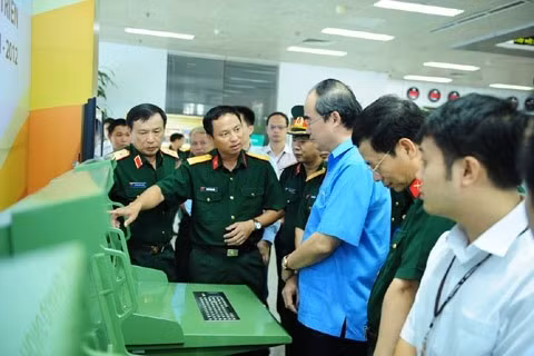 Phó thủ tướng Nguyễn Thiện Nhân được các kỹ sư của Viettel giới thiệu về hệ thống quản lý vùng trời. Một hệ thống tương tự đã từng được Isarel chào bán tại Việt Nam với giá 100 triệu USD và từ chối chuyển giao công nghệ khi Viettel đưa đề nghị. 3 tháng sau, phía Isarel quay lại, nhận thấy kết quả nghiên cứu của Viettel liền giảm giá xuống chỉ còn 60 triệu USD. Đến nay, đối tác này đã ra mức giá 20 triệu USD chuyển giao công nghệ khi chứng kiến những bước tiến nhảy vọt của khí tài quân sự Việt Nam dưới bàn tay của các kỹ sư Viettel.. Phó thủ tướng Nguyễn Thiện Nhân được các kỹ sư của Viettel giới thiệu về hệ thống quản lý vùng trời. Một hệ thống tương tự đã từng được Isarel chào bán tại Việt Nam với giá 100 triệu USD và từ chối chuyển giao công nghệ khi Viettel đưa đề nghị. 3 tháng sau, phía Isarel quay lại, nhận thấy kết quả nghiên cứu của Viettel liền giảm giá xuống chỉ còn 60 triệu USD. Đến nay, đối tác này đã ra mức giá 20 triệu USD chuyển giao công nghệ khi chứng kiến những bước tiến nhảy vọt của khí tài quân sự Việt Nam dưới bàn tay của các kỹ sư Viettel..